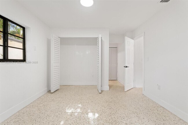 Foto del edificio - 2442 SW 3rd St