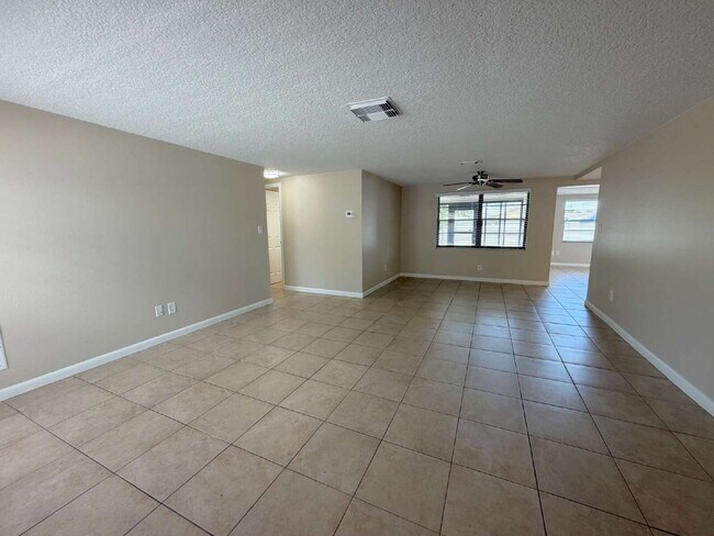 Foto del edificio - Spacious 2/2 with home with fenced yard in great Port Richey location.