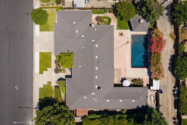 Building Photo - Stunning home located is sought after Northgate!