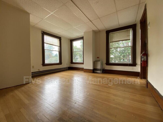 Building Photo - 134 Buell St
