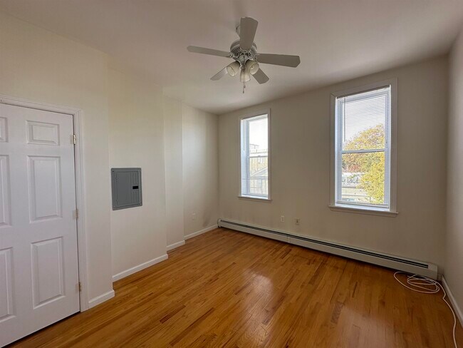 Foto del edificio - 275 Webster Ave