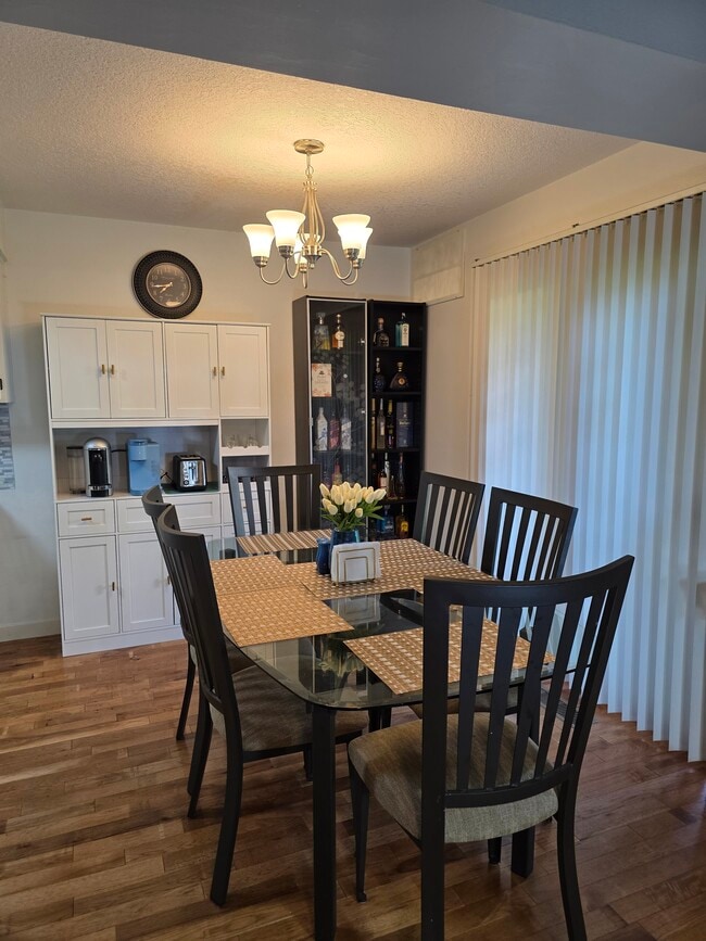 Comida - 12504 SE Stark St