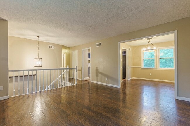 Foto del edificio - 4BR/1.5BA split-level in Grandview Heights
