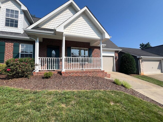 Building Photo - 3 bedroom + loft & 2.5 bedroom  in gated c...