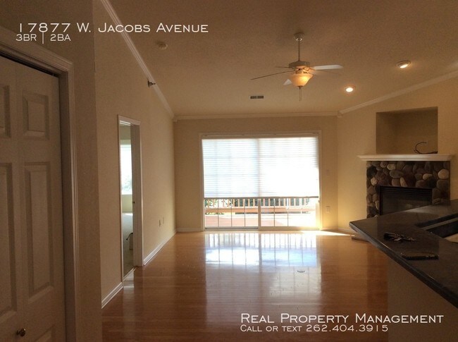 Building Photo - 3 Bedroom 2 bath Condo-New Berlin 1,809 sq ft