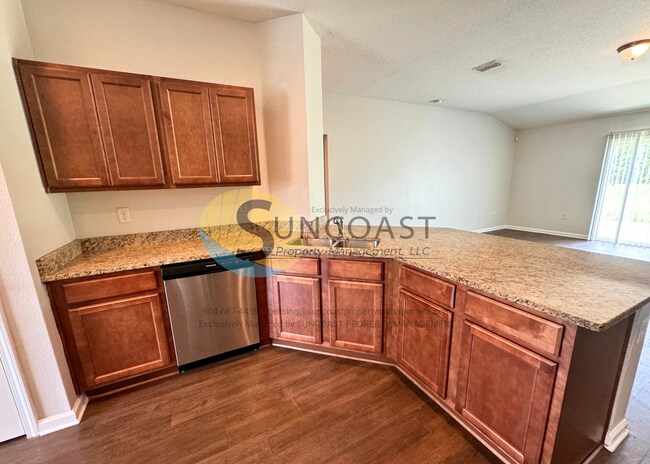 Building Photo - Farm Style Home Near Oakleaf!