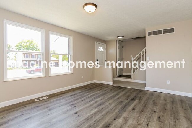 Building Photo - Elegant 4 Bedroom, 2.5 Bath Residence in R...