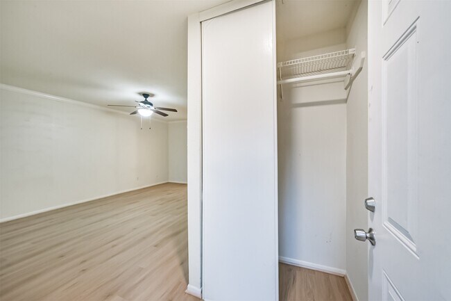 Foto del edificio - 5917 Fairdale Ln