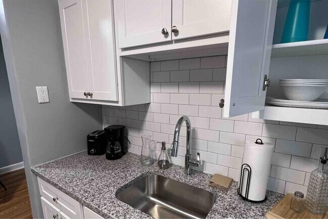 Foto del edificio - 7047 Hampton Ave