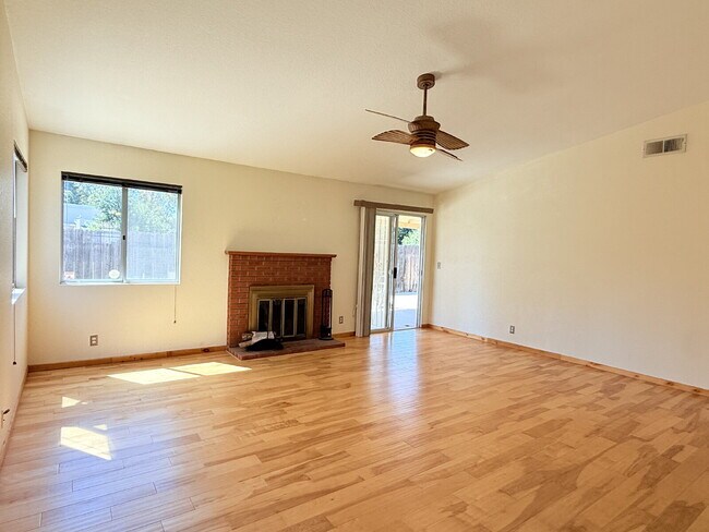 Building Photo - Inviting 3BR/2BA Escondido Home on Quite S...