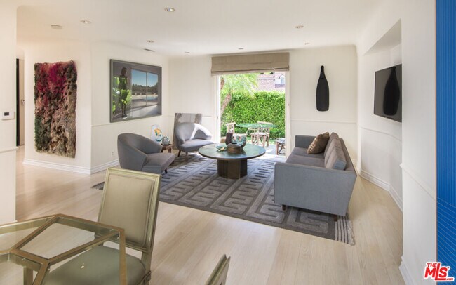 Foto del edificio - 1241 Stone Canyon Rd