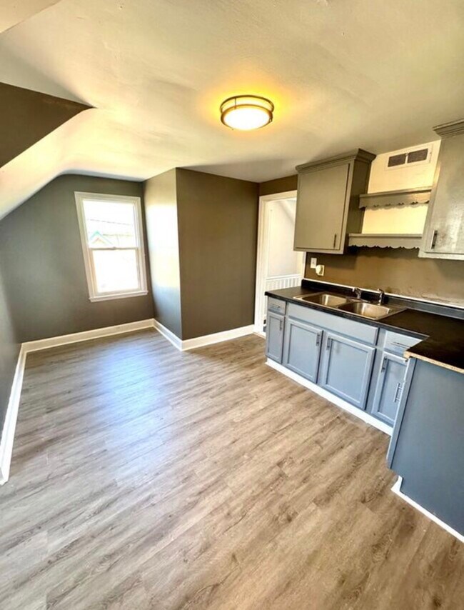 Building Photo - Sturges