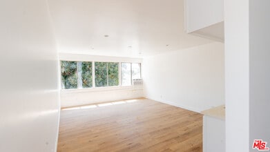 Building Photo - 153 W 51st St