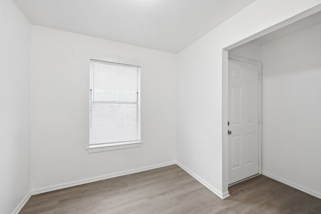 Building Photo - 1410 S Elizabeth Ave