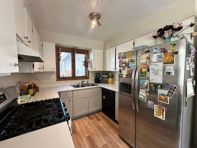 Building Photo - Exquisite 2 Bedroom 2 Bath Excellent Locat...