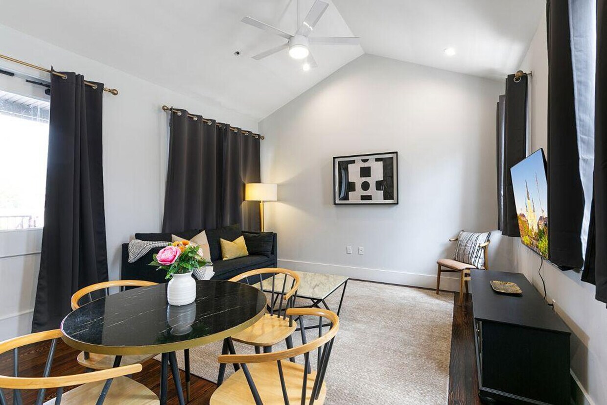 Foto principal - 1430 St Charles Ave