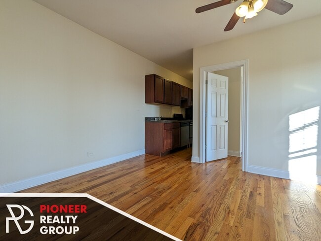 Building Photo - 949 W Cornelia Ave