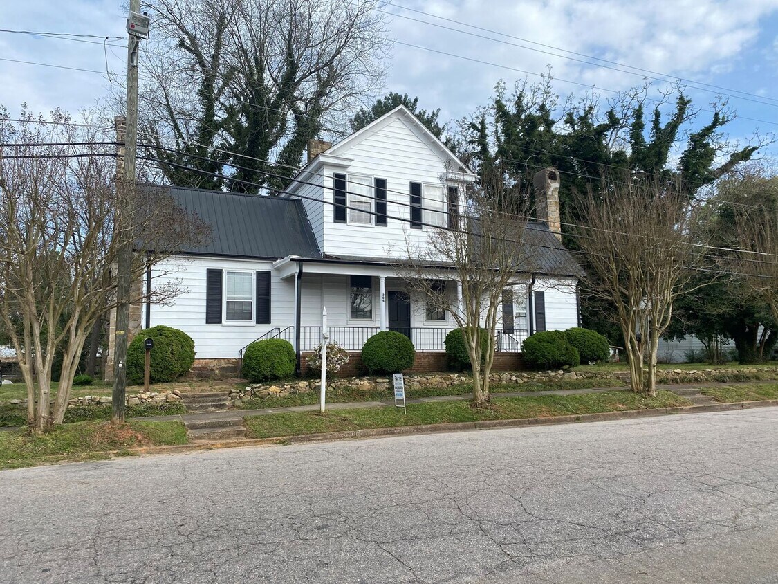 Primary Photo - 204 S Bragg St