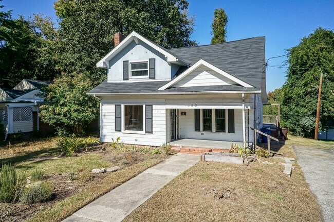 Building Photo - Gorgeous SPACIOUS Four Bedroom Home!