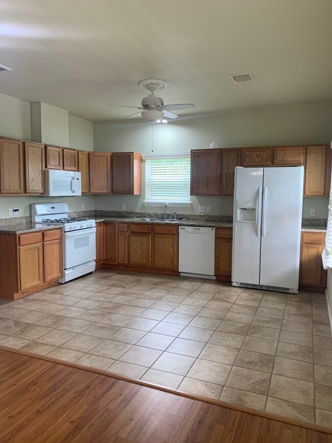 Building Photo - 909 Grunewald Ave