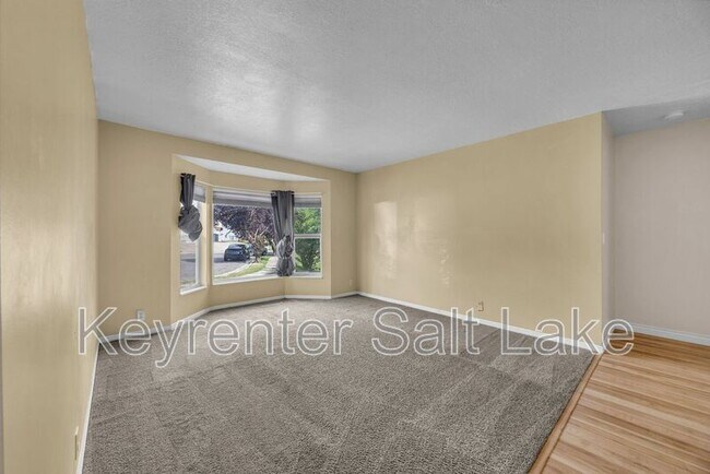 Building Photo - 567 N Allanwood Pl