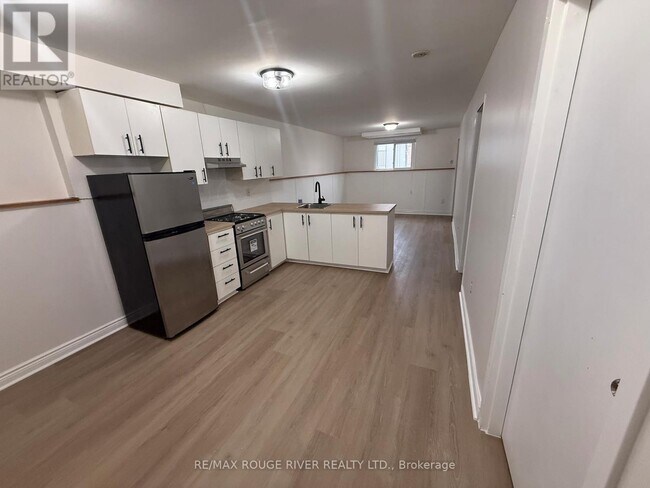 Building Photo - 102 Turnberry Crescent