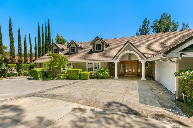 Building Photo - 4140 Chevy Chase Dr
