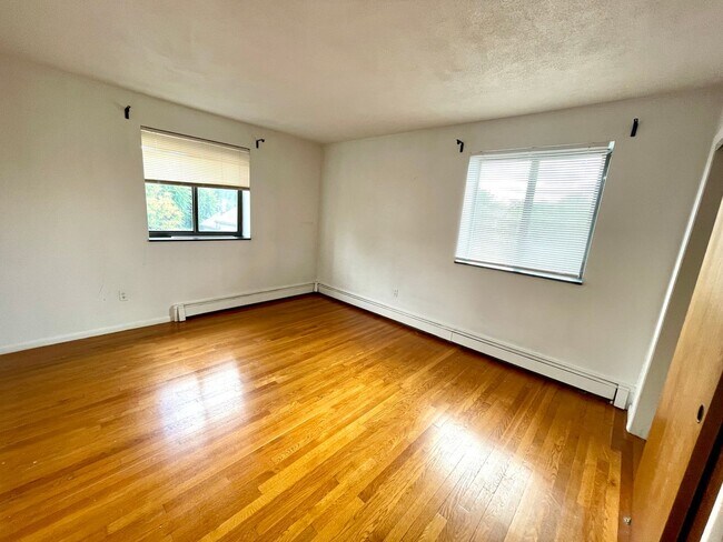 Foto del edificio - 2bed in allston with parking spot included $2800 with heat and hot water included