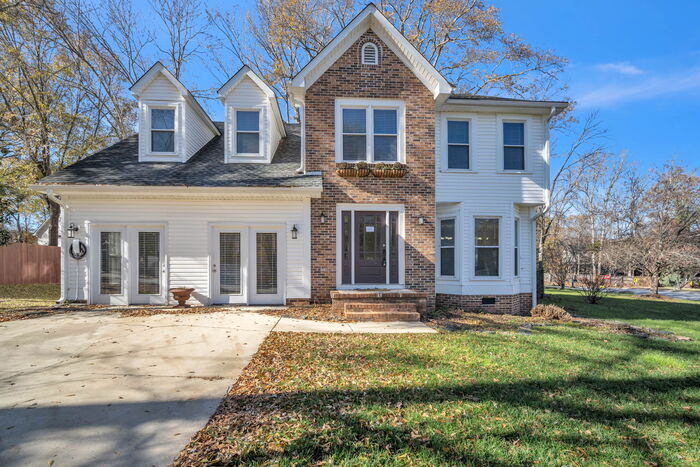 Foto principal - Charming 3-Bedroom Home in Five Forks with...