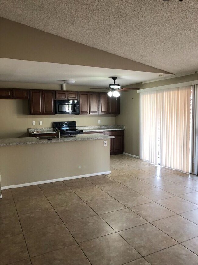 Building Photo - COMING SOON! Spacious 3 Bed 1 Bath Home in...