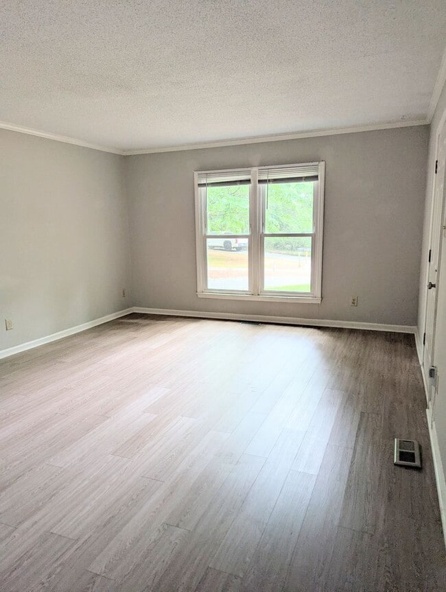 Building Photo - Fenced in Back Yard! Two Bedroom Two Bath ...