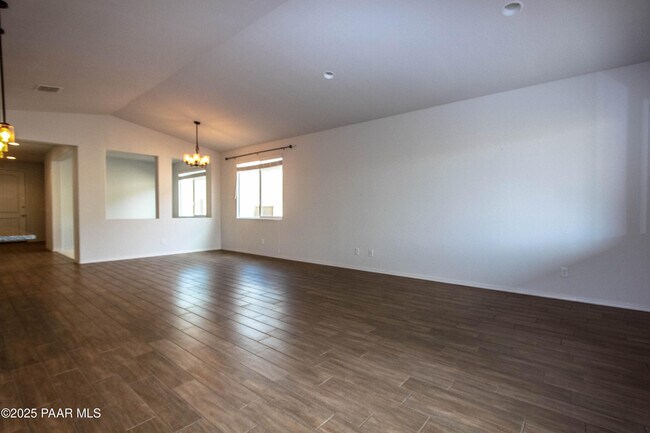 Foto del edificio - 1356 Warbler Wy