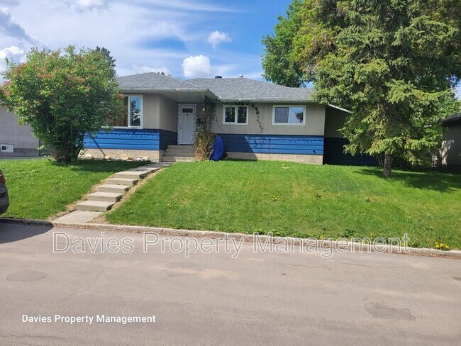 Photo du bâtiment - 9620-9675 75 Street NW