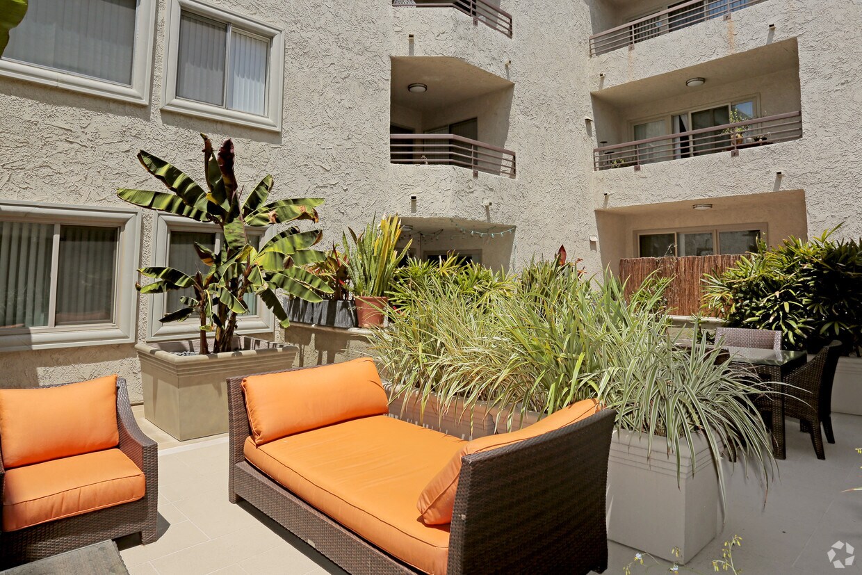 Franklin Plaza Apartments in Los Angeles, CA Westside Rentals