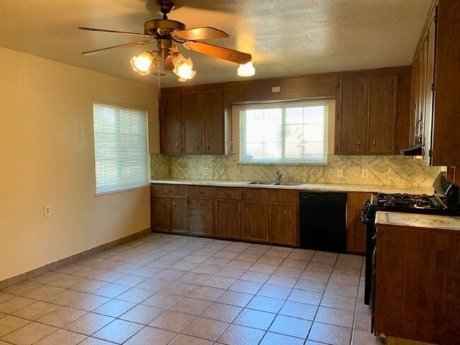 Foto del edificio - Cozy Three Bedroom, Two Bathroom Home with 2-Car Garage in S. Natomas