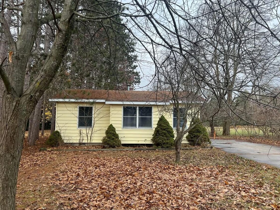 Primary Photo - ONE BEDROOM HOME IN CADILLAC