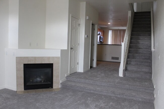 Building Photo - Beautiful 3 BR/3 1/2 BA Townhouse in Stonegate!!