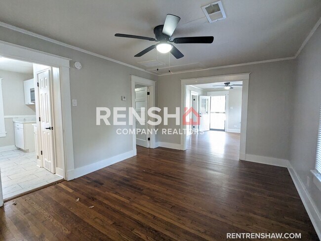 Building Photo - Renovated 2 bed / 1 bath in Highland Heigh...
