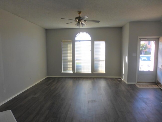 Building Photo - 7100 Park Creek Cir W