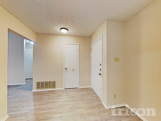 Foto del edificio - 6215 Ridge Arbor St