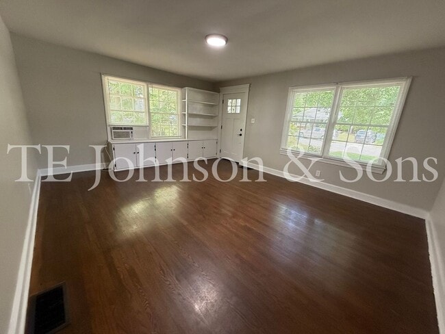 Building Photo - Charming Duplex in Winston-Salem
