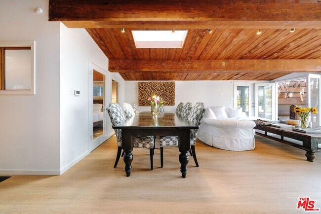 Foto del edificio - 936 Palisades Beach Rd