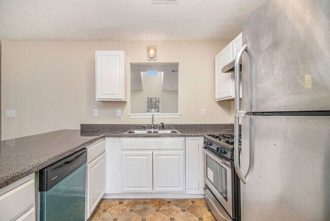 Foto del edificio - 4 Bedroom in Stonecrest