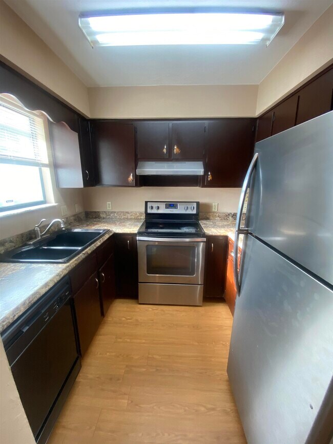 Foto del edificio - 1102 Greentree Ct