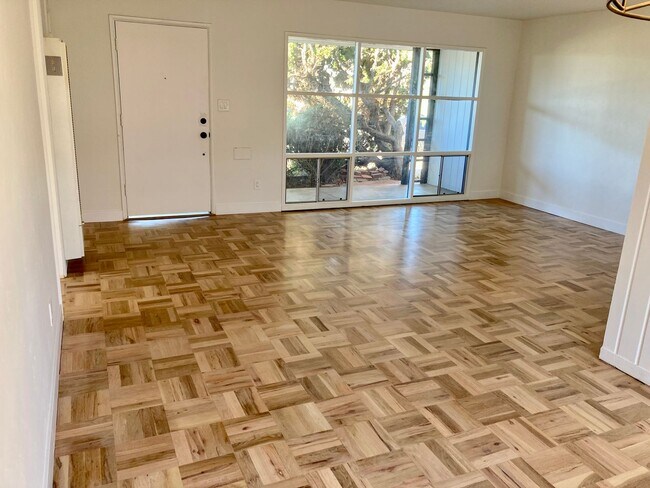 Foto del edificio - Mid-Century Modern Bay Park Home