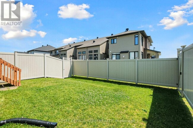 Building Photo - 799 Cairn Cres