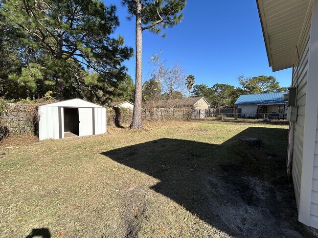 Building Photo - 215 Pointe S Dr