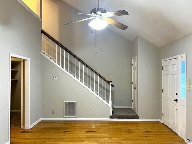 Foto del edificio - 122 N Springs Ct