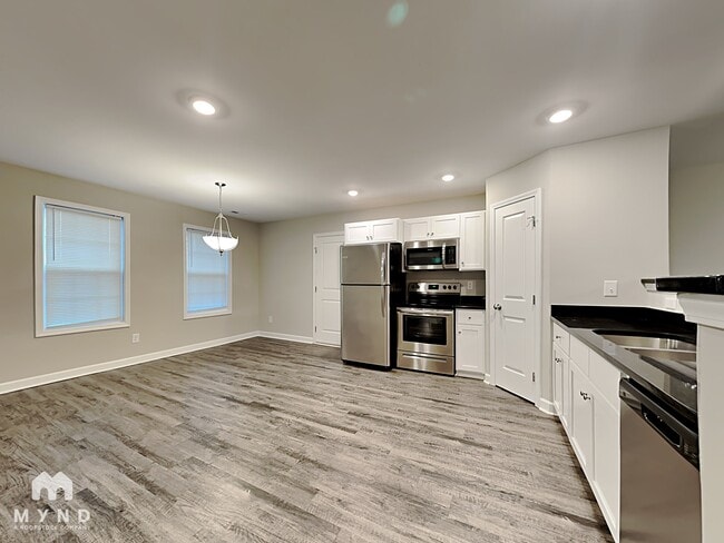 Building Photo - 782 Skyland Dr
