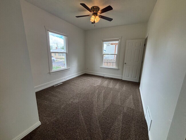 Foto del edificio - Amazing updated 4 bedroom Magna home is a ...